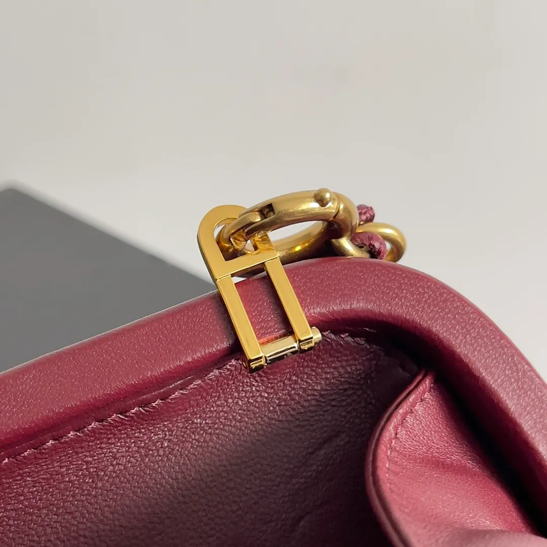 Batch 2260 BOTTEGA VENETA KNOT evening bag chain version for women is now on the market! Delicate and elegant, soft and powerful, this bag is definitely a representative of intellectual women. As an evergreen model of BV, the blessing of the chain is the icing on the cake. The classic weaving once again interprets the unique craftsmanship (the chain can be disassembled separately). Style number: 776662 Size: 19*11.5*5cm